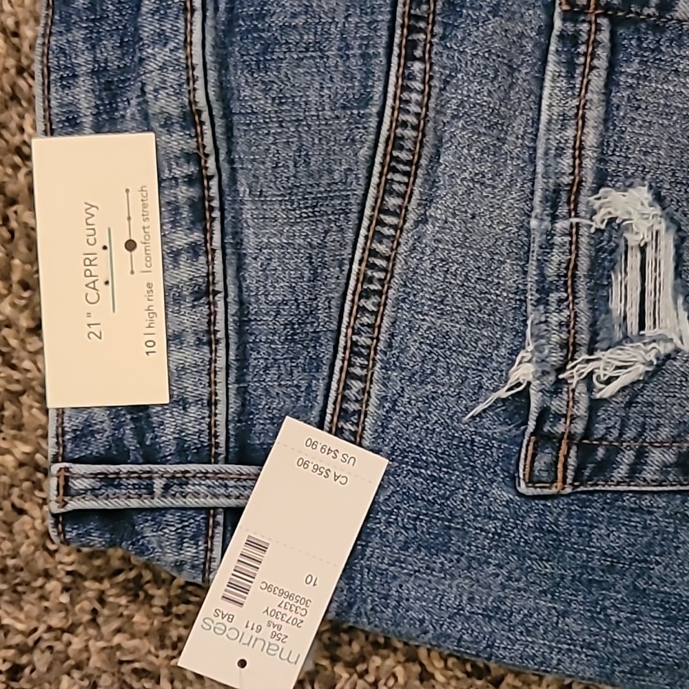 NWT Maurices Distressed 21" Capri Curvy Jeans - Picture 3 of 3